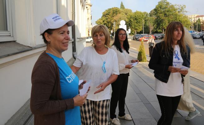 Медсестри посрещат депутатите с палатки пред НС