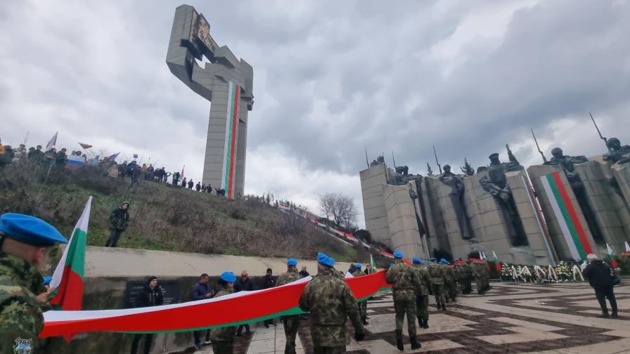 <p>Честваме 3 март: В кой край на България пренесоха на ръце 300-метров трибагреник </p>